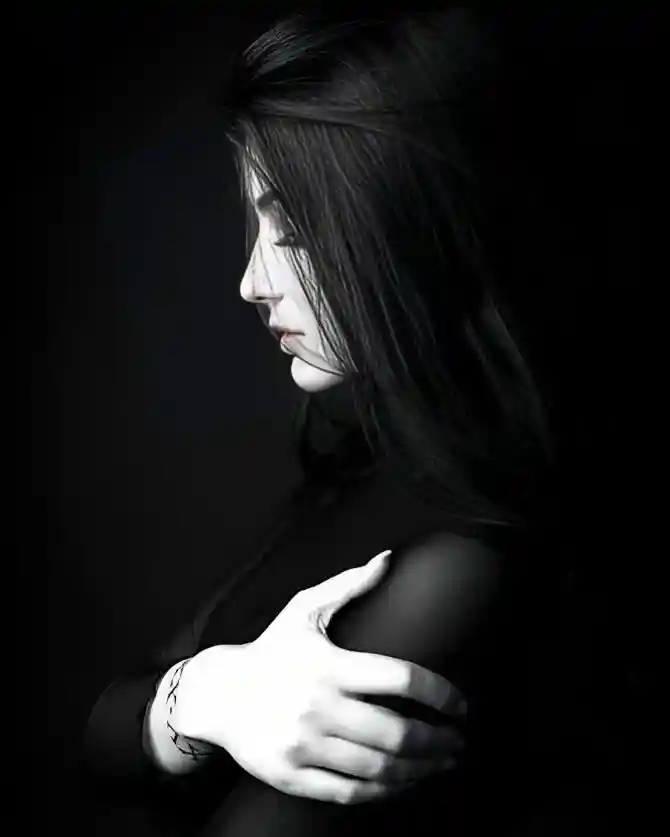 whatsapp-alone-sad-girl-dp whatsapp-alone-sad-girl-dp